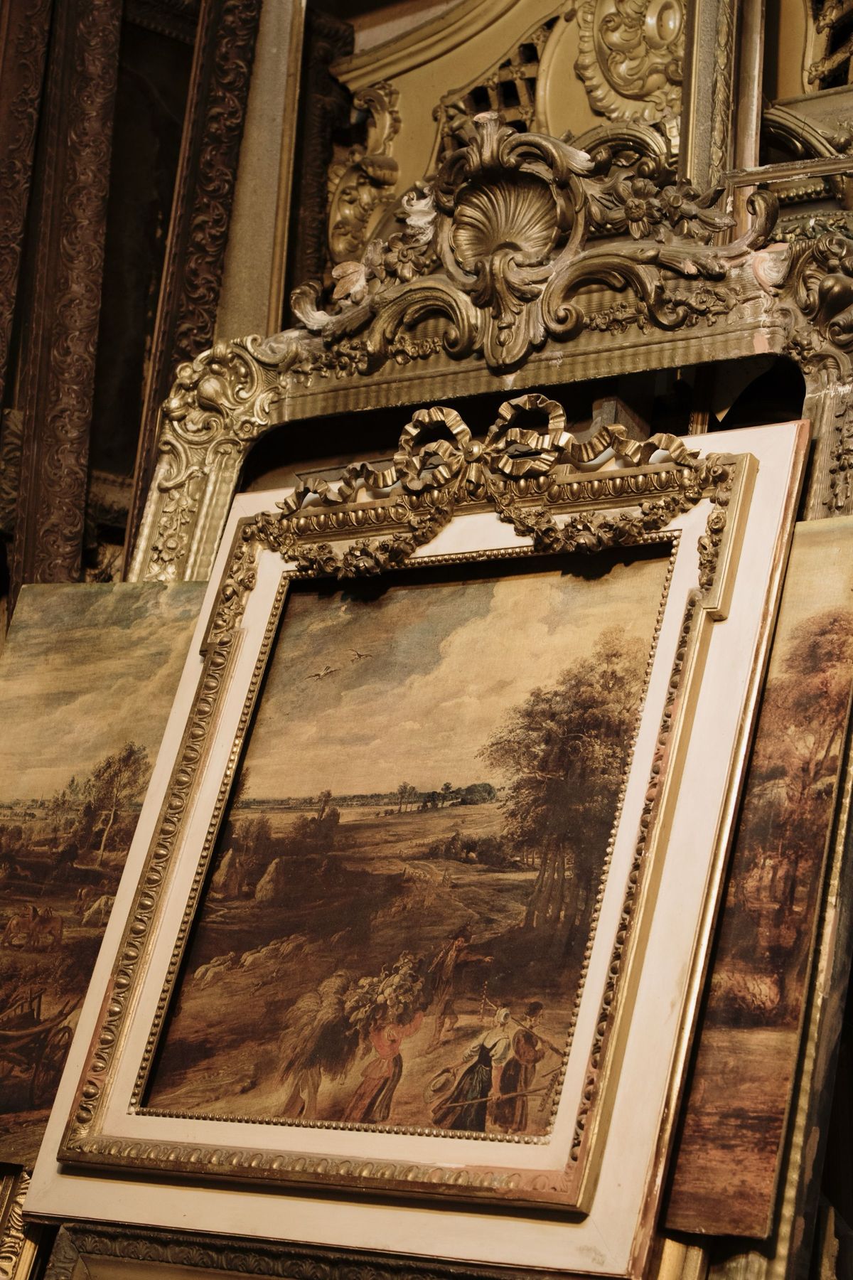 Tableaux anciens dans des cadres dorés