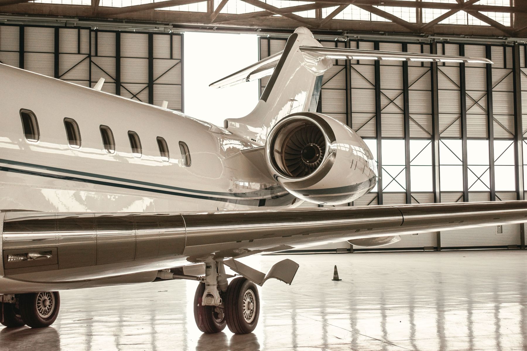 Jet d'affaires dans un hangar