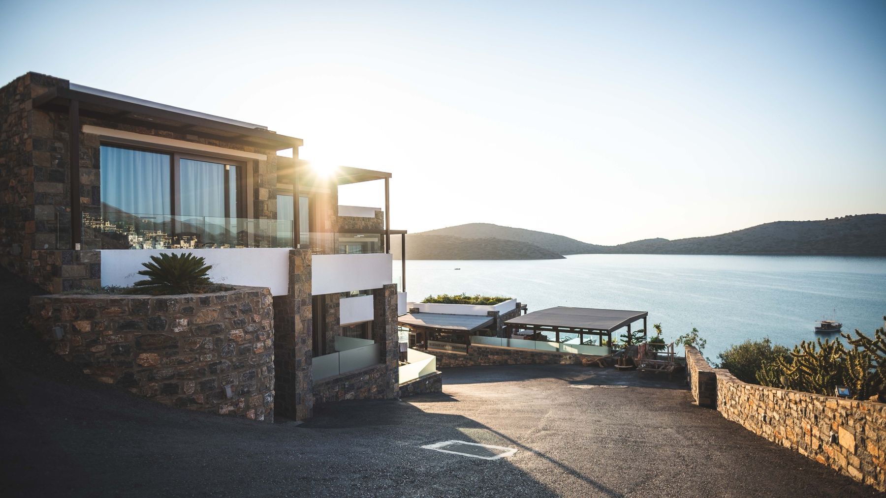 Hôtel en bord de mer au coucher du soleil